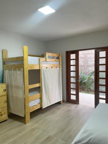 カノア・ケブラーダにあるEspaço conforto e tranquilidade CASAVEGのベッドルーム1室(二段ベッド2台、窓付)が備わります。