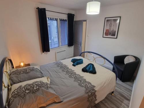ein Schlafzimmer mit einem Bett, einem Stuhl und einem Fenster in der Unterkunft Appartement Rethel - Netflix - Marc & cécile in Rethel