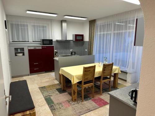 cocina con mesa y sillas en una habitación en Ferienhaus Nadia, en Burgau
