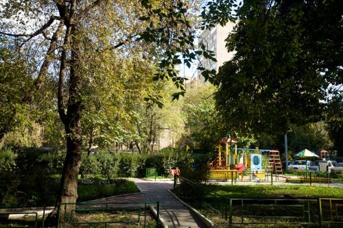 モスクワにあるKvart-Hotel Love Moscowの遊具付き公園内の遊び場