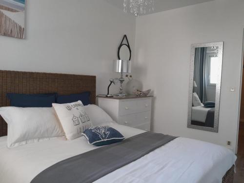 - une chambre avec un lit avec un miroir et une commode dans l'établissement Appartement de standing 60m de la plage, à La Baule