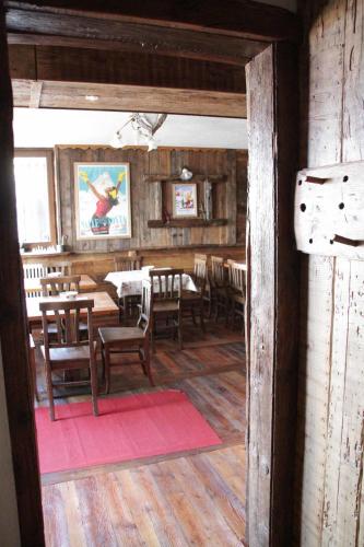 a dining room with a table and chairs at Chambres D'Hotes Les Fleurs in Pila