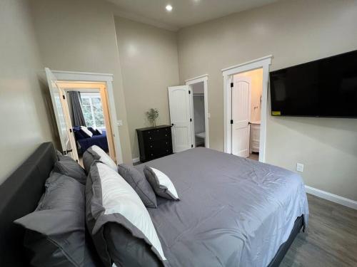 Μια τηλεόραση ή/και κέντρο ψυχαγωγίας στο Beautiful New Loft with Spectacular Outdoor Spaces