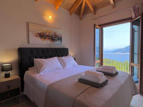MánganosにあるVilla Vassilis Fiscardo Kefaloniaのベッドルーム1室(ベッド1台付)が備わります。
