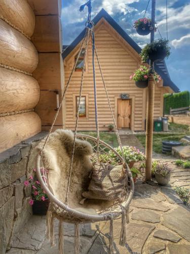 a animal in a basket in front of a house at Dziejba Leśna Apartamenty &Spa - piękne i nowe apartamenty i domek, sauna i jacuzzi - W CENIE I NA WYLACZNOŚĆ, 1 km od stoku in Jaworki