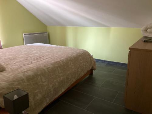 um quarto com uma cama e uma cómoda em La trinite em Gérardmer