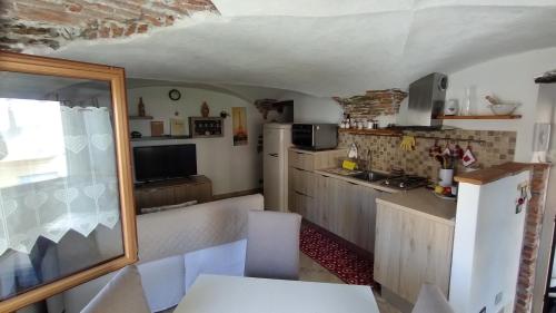 uma pequena cozinha com um frigorífico e uma mesa em Dal Pescatore em Arenzano