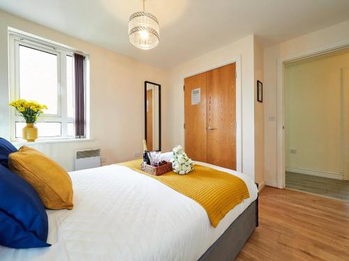 una camera da letto con un grande letto bianco e una finestra di Beauchamp Suite in Coventry City Centre for Contractors Professionals Tourists Relocators Students and Family a Coventry