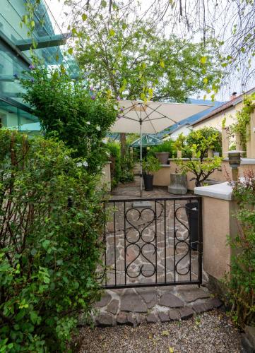 a gate with an umbrella in a garden at Ferienhaus Tolazzi in Arnoldstein