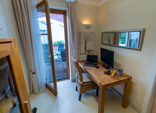 a home office with a desk with a computer on it at Ferienhaus Tolazzi in Arnoldstein