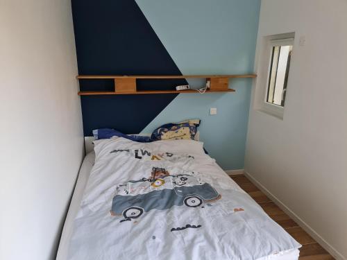 Un dormitorio con una cama con un coche. en Dépendance-Appartement dans maison à Montgeron, en Montgeron