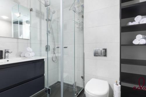 a bathroom with a shower and a toilet and a sink at דירת 2 חדרי שינה וסלון 50 מטר מהים- By Edomlux in Eilat