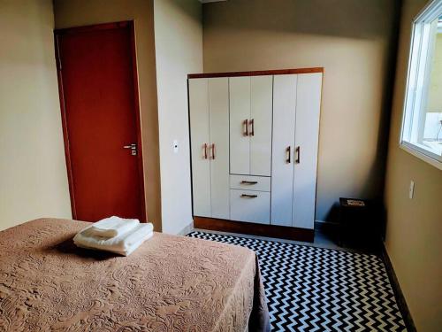 um quarto com uma cama e um espelho grande em Kitnet aconchegante próxima ao Austa em São José do Rio Preto