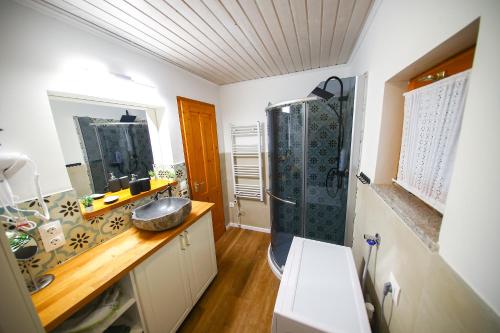 a bathroom with a shower and a sink at Egy Csipet Csoda Vendégház a Balaton fővárosánál 
