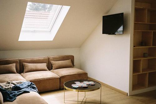 Schleusingen的住宿－Urlaub-Im-Erletal，客厅配有沙发和桌子