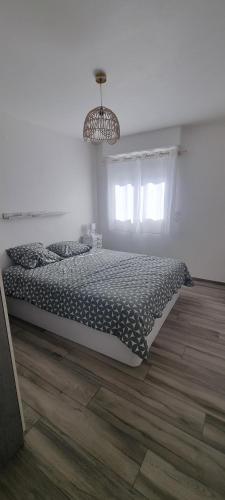 um quarto com uma cama e um lustre em TITI'S HOME em Cagnes-sur-Mer