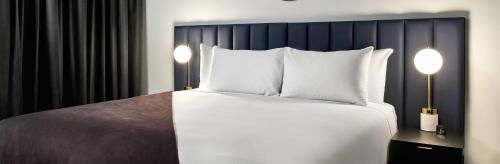 Postel nebo postele na pokoji v ubytování Hotel Garuda Executive Latur
