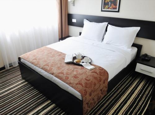 Postel nebo postele na pokoji v ubytování Hotel Garuda Executive Latur