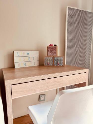 a wooden desk with a mirror and a white chair at Cocon Urbain - avec parking privé gratuit in Toulouse