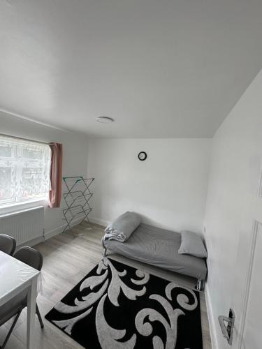 Northolt的住宿－Warwick Avenue Residency，一间位于客房角落的带一张床的房间