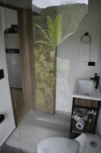 La salle de bains est pourvue de toilettes et d'un lavabo. dans l'établissement Glamping La Montañita, à Medellín