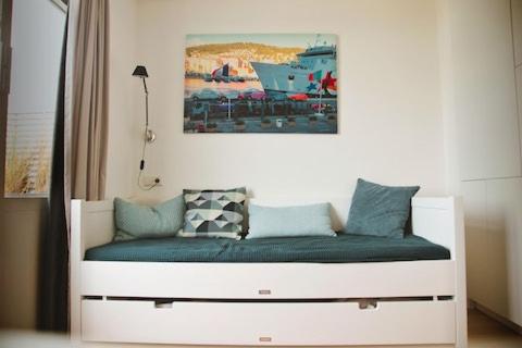 ベルゲン・アーン・ゼーにあるDuinzicht 2の白いベッド(上に青い枕付)
