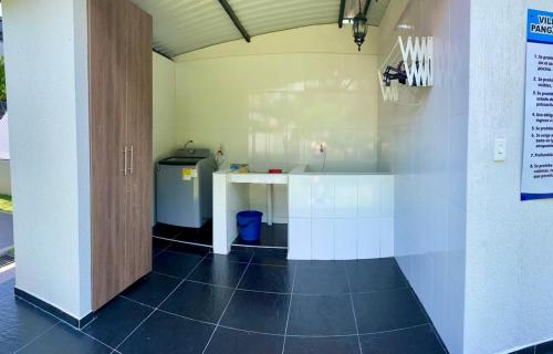 uma casa de banho com um lavatório e um balcão num quarto em Villa Pangara em Rivera