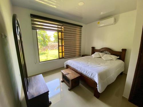 - une chambre avec un grand lit et une fenêtre dans l'établissement Villa Pangara, à Rivera