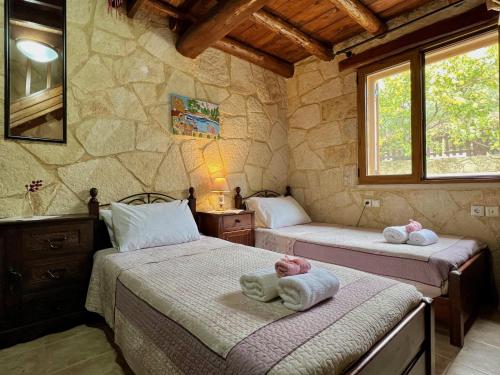 - une chambre avec 2 lits avec des animaux rembourrés dans l'établissement Villa Toula with pool Nr Armeni Crete, à Makhairoí