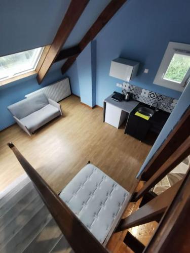 een woonkamer met een bank bij Bleu studio appart in Sevran