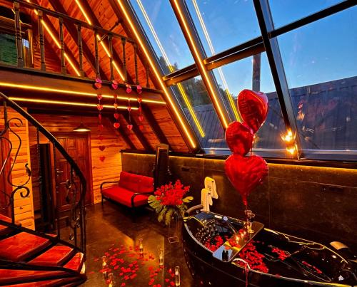 Ardeşen的住宿－RizeHayatburdabungalov，客厅设有红色的沙发和窗户。