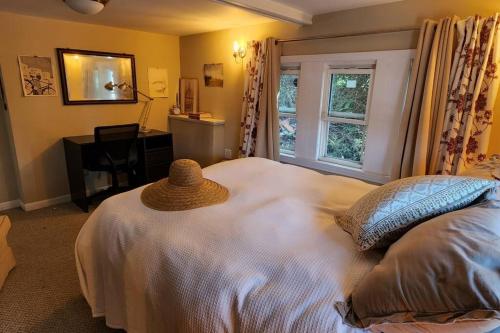 um quarto com uma cama com um chapéu de palha em SoSimple em Onset