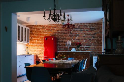 cocina con mesa y nevera roja en Pola Apartament Rodzinny, en Polanica-Zdrój