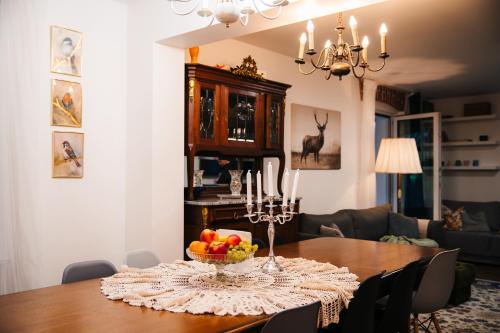 una mesa de comedor con un bol de fruta. en Pola Apartament Rodzinny, en Polanica-Zdrój
