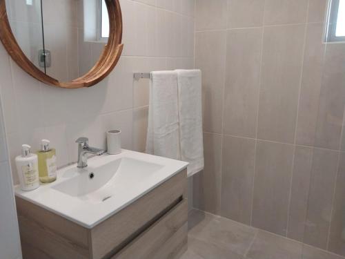 un bagno con lavandino e specchio di Ships Bell 17B a St Francis Bay