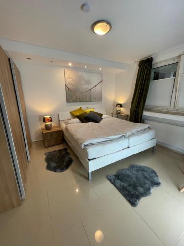 een slaapkamer met een groot bed en 2 tapijten bij 4 bedrooms and 2 bathrooms plus kitchen and terrace- 10 min to fairground in Düsseldorf