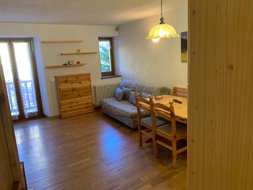 a living room with a table and a couch at PI.GI.'s apartment in Pré-Saint-Didier