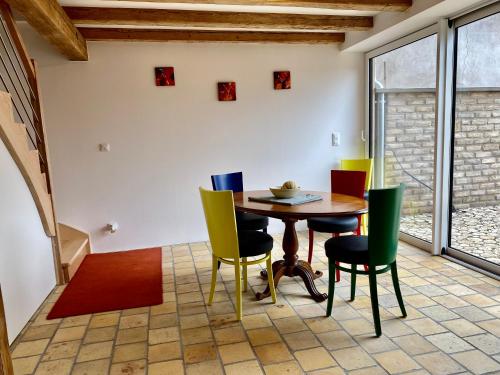 a dining room with a table and chairs at Le Gîte de la Grange in La Wantzenau