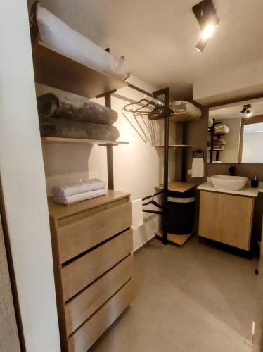 Кухня или мини-кухня в Hermoso y moderno apartaestudio en el norte de la ciudad, la Flora - 602
