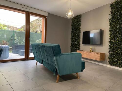 sala de estar con sillas verdes y TV en Ô calme Cosy - Jardins et Villes - Expérience Unique - Wifi Gratuit - Parking gratuite en Grenoble