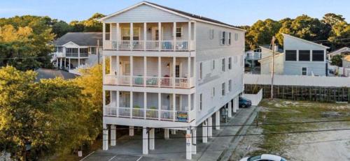 um edifício de apartamentos branco com uma varanda em Ocean View Luxury Rental - Sleeps 16 em Myrtle Beach