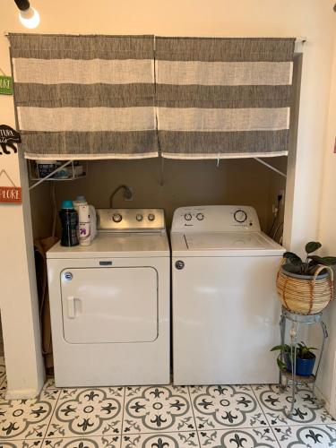 lavadero con lavadora y secadora en Little Covington Home en Covington