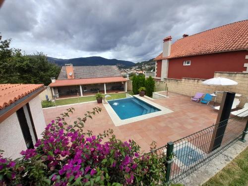 a house with a swimming pool in a yard at La Casa de las Ranas in Poio
