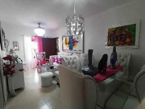 een woonkamer met een bank en vazen op een tafel bij Apartamento K de 3 a 5 Minutos de la embajada in Pantoja