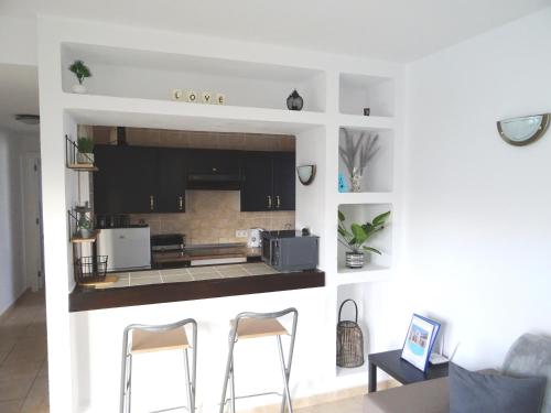 Kuchyňa alebo kuchynka v ubytovaní Puerto Del Carmen - Apartment 5 - Las Palmeras 3