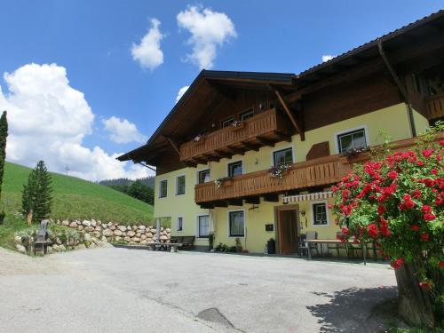 a building with a balcony on the side of it at Hinteregghof in Forstau