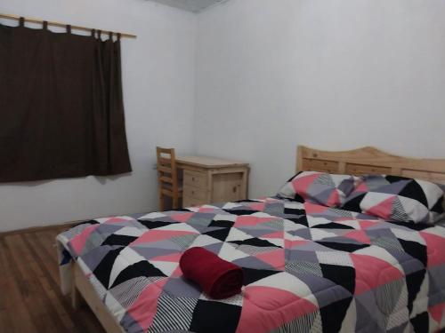- une chambre avec un lit et une couette colorée dans l'établissement Casa di amore, à Cuenca