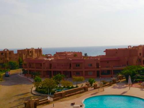 - Vistas a un complejo con piscina y edificios en Empire resort chalet at Ain-Elsokhna, en Ain Sokhna