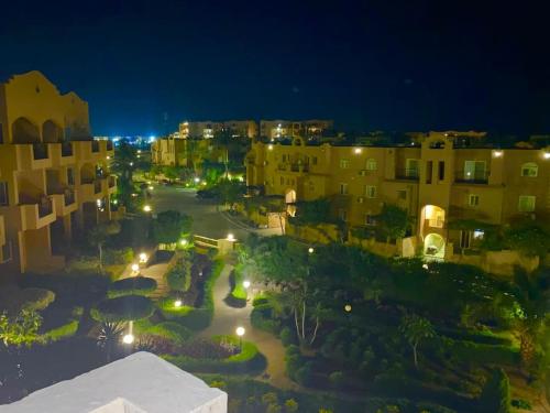 Κήπος έξω από το شالية على البحر والبسين بالعين السخنة بقرية امباير ريزورت