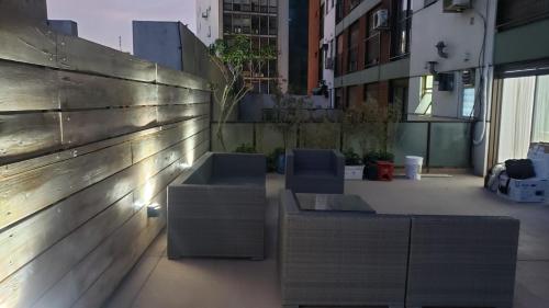 布宜諾斯艾利斯的住宿－Abasto Terrace，一座庭院,在建筑里设有两个长椅和灯